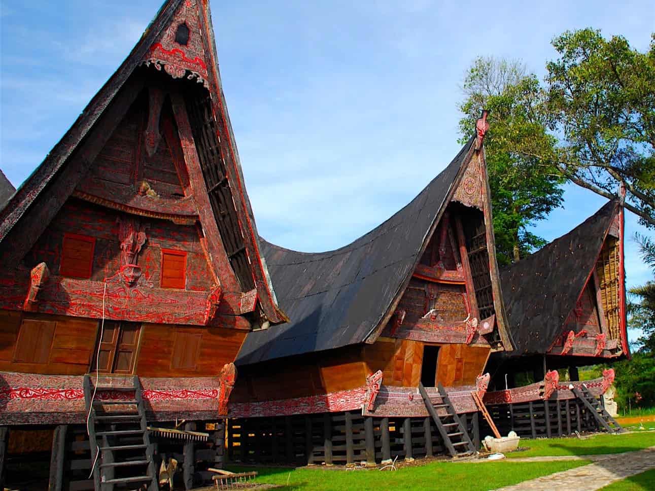 SUMATRA HIGHLIGHTS BY SUMATRA ECOTRAVEL - TRADITIONAL BATAK HOUSES AT LAKE TOBA