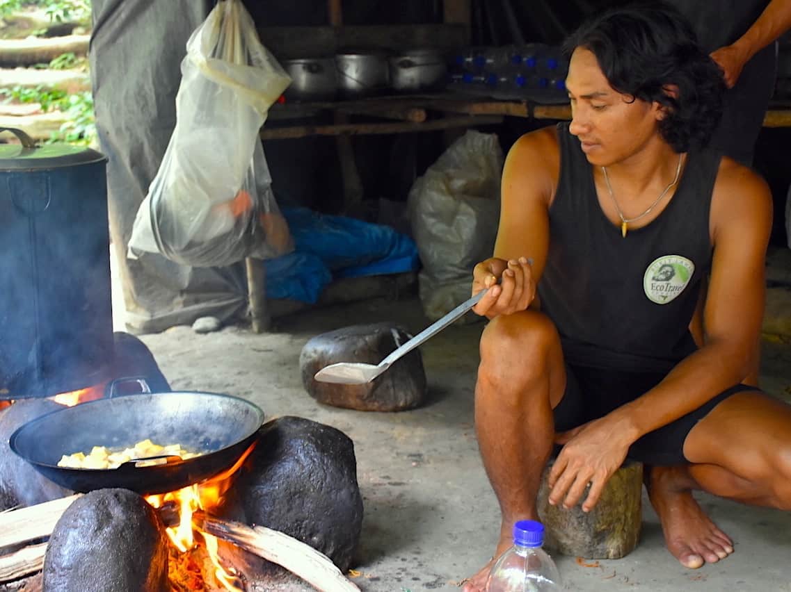 JUNGLE KITCHEN - JUNGLE TREKKING - BUKIT LAWANG - SUMATRA ECOTRAVEL